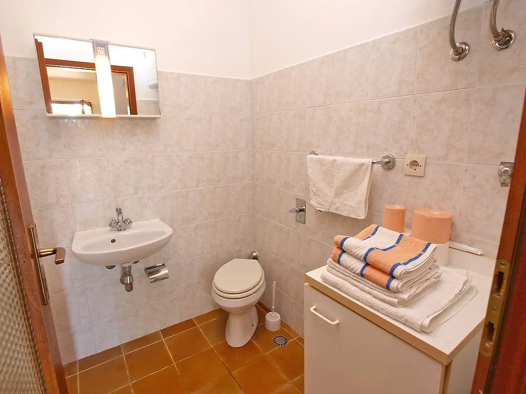 Apartments Ana 920 Fazana 3*,
